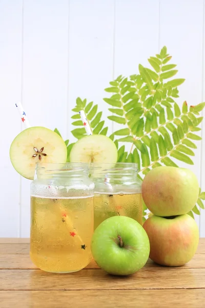 Ev yapımı doğal elma şarabı