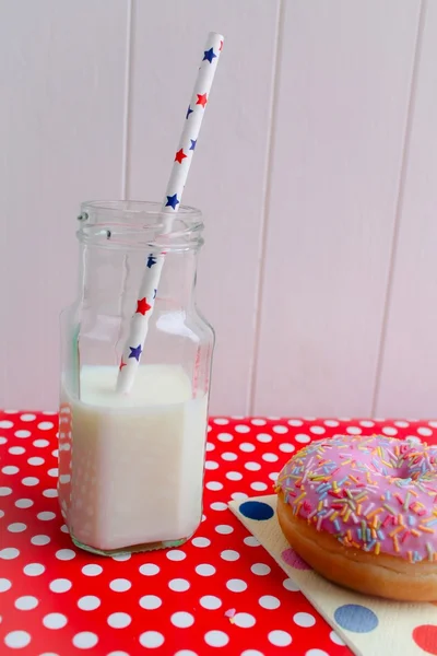 Milch und rosa Donut — Stockfoto