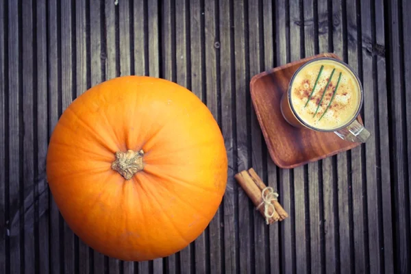 Tam olgun bir kabak kabak içkiyle