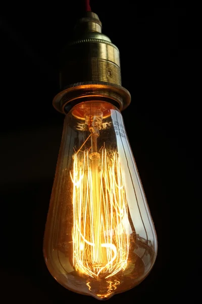 Vintage verlichte gloeilamp — Stockfoto