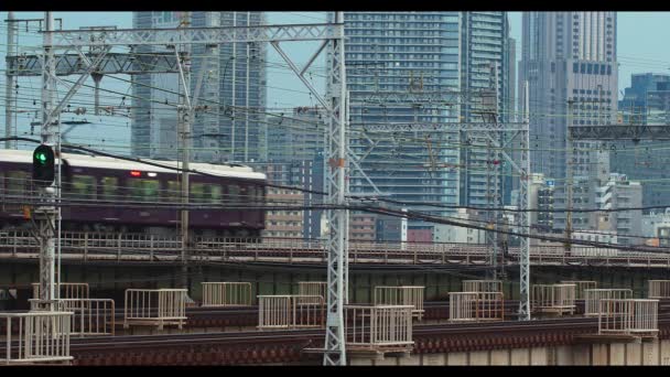 Treinen oversteekbrug in Osaka, Japan. — Stockvideo