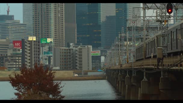 Trein oversteek brug in Osaka, Japan. — Stockvideo