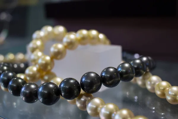 Black and gold cultured south sea pearls. — Stock Photo, Image