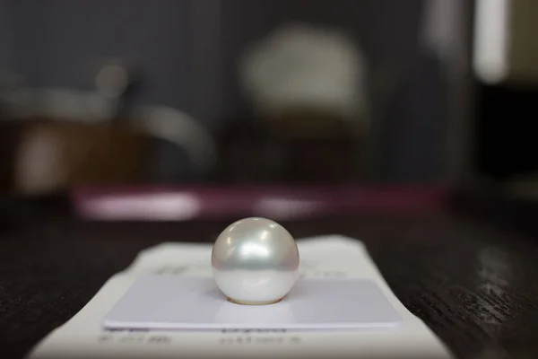 Close up shot of a high quality white south sea pearl. — Foto de Stock