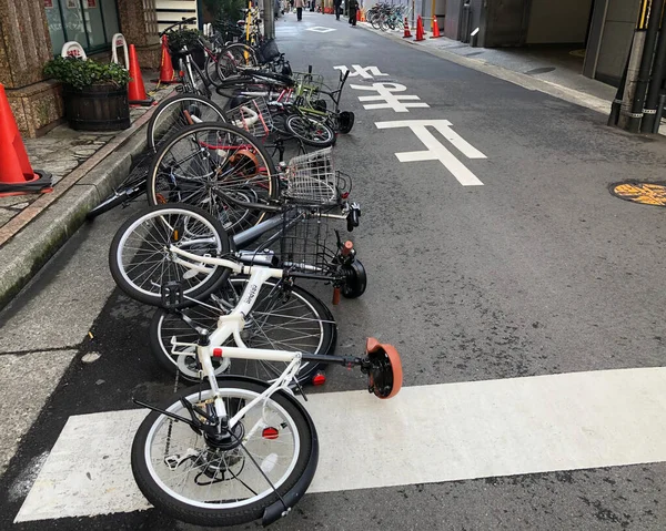 Bicycles laying on the ground in Japan. — Stock Photo, Image