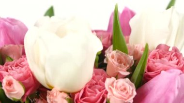 Buket çiçek gül ve lale, beyaz, döndürme üzerinde kapat