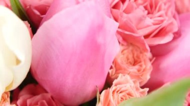 Güzel buket çiçek gül ve lale, beyaz, döndürme üzerinde kapat