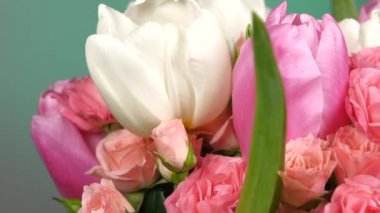 Buket çiçek güller, laleler, kırmızı ve yeşil, döndürme, tarih ile tarafına yakın çekim