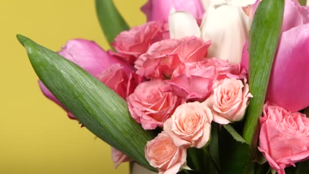 Λουλούδι μπουκέτο με τριαντάφυλλα και τουλίπες, σε κίτρινο, περιστροφή, κοντινό πλάνο — Αρχείο Βίντεο