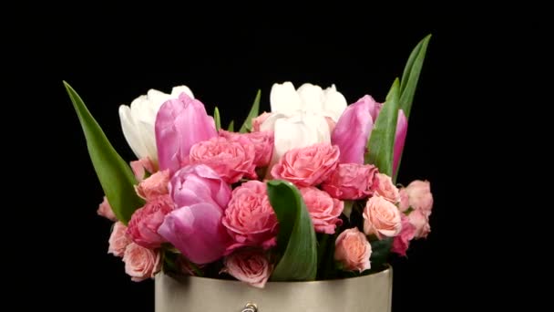 Bela flor de buquê com rosas e tulipas, em preto, rotação — Vídeo de Stock