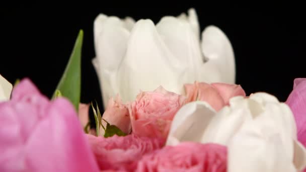 Oben Strauß Blume mit Rosen und Tulpen, auf schwarz, Drehung, Nahaufnahme — Stockvideo