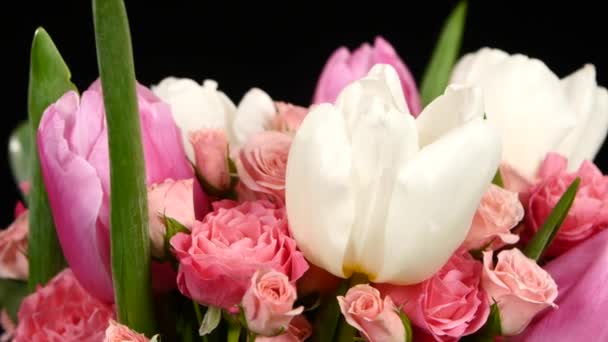 Cima di fiore di mazzo con rose e tulipani, su nero, rotazione — Video Stock