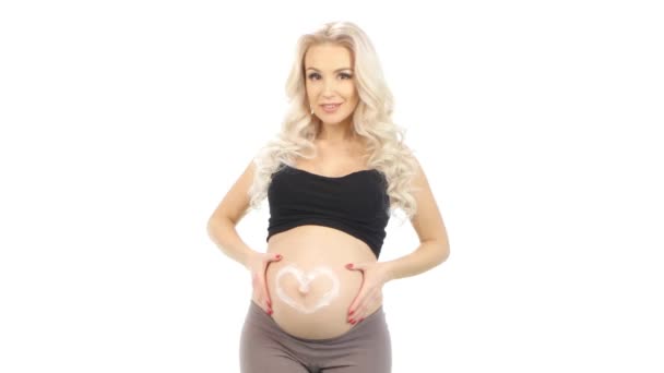 Femme enceinte avec la forme du cœur sur le ventre en crème, blanc — Video