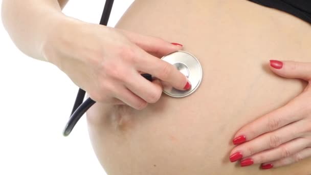 Menina grávida a ser examinada com estetoscópio, branco, close-up — Vídeo de Stock