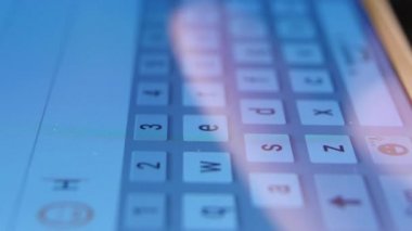 El cep telefonu dokunmatik ekran üzerinde bir ileti yazdırır, yakın çekim