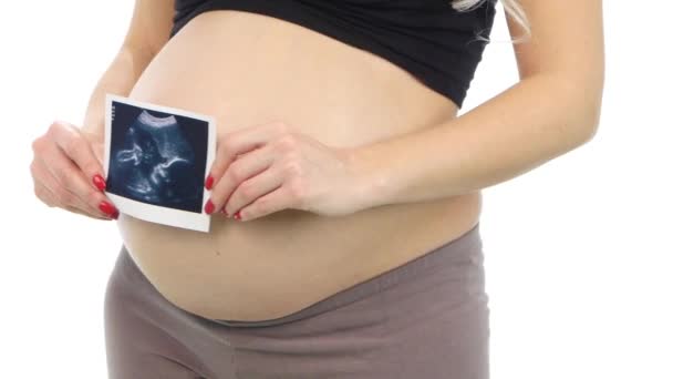 Donna incinta con una scansione ecografica del suo bambino, bianco, primo piano — Video Stock