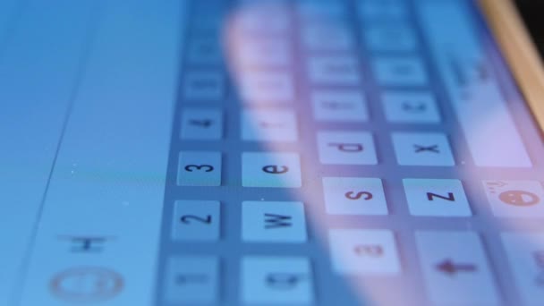 Imprime à la main un message sur un téléphone portable à écran tactile, gros plan 