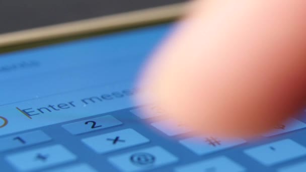 Pessoa imprime uma mensagem na tela sensível ao toque do telefone celular, de perto — Vídeo de Stock