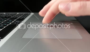 Dizüstü bilgisayar, çalışma insan eli yakın çekim, görünümü, siyah yan