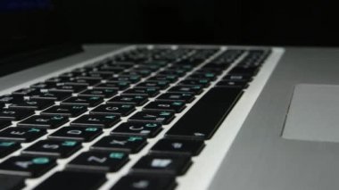 İnsan eli dizüstü bilgisayar, çalışma yakından değil, siyah cam taşır