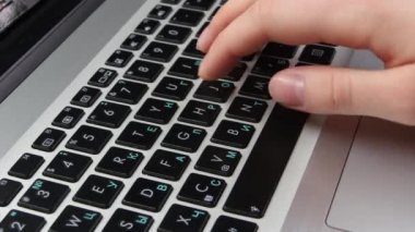 Eller klavye, üstten görünüm yazarak bir ofis çalışanı
