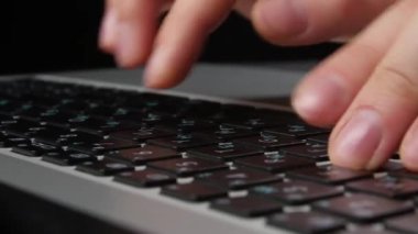 Hem eller klavye, önden görünüm, tipik bir ofis çalışanı, yakın çekim, siyah