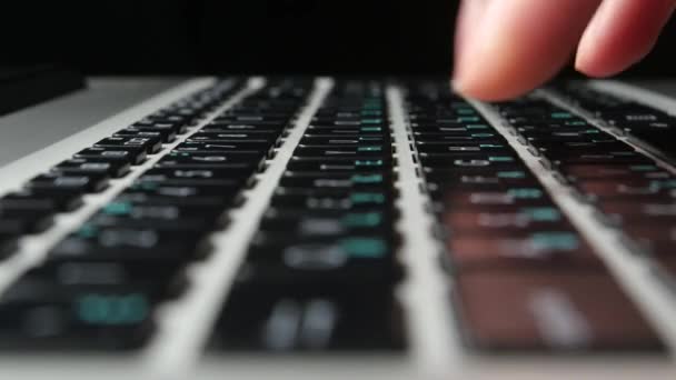 Manos de un oficinista escribiendo en el teclado, de cerca, vista lateral, negro — Vídeos de Stock