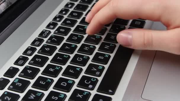 Mani di un impiegato che digita sulla tastiera, vista dall'alto — Video Stock