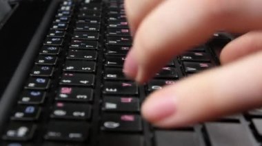 İki elle tipik siyah klavye üzerinde bir ofis çalışanı, yakın çekim
