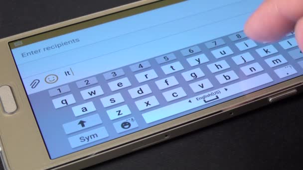 Mano stampa un messaggio a qualcuno sul cellulare moderno, da vicino, nero — Video Stock