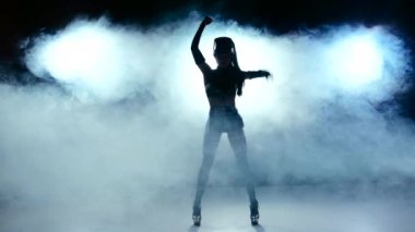 Güzel seksi kız dans erotik siyah takım elbiseleri, duman başlatmak