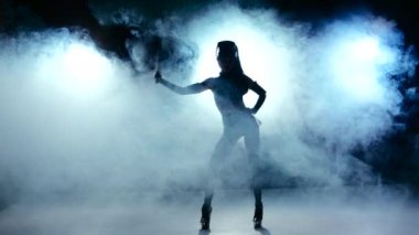 Güzel seksi kız dans erotik siyah takım elbiseleri, duman devam