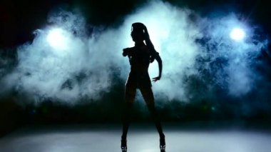 Güzel seksi kız erotik siyah takım elbise, duman, yavaş dans devam et