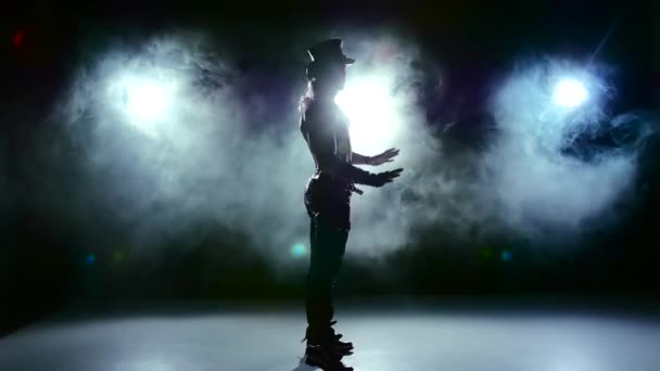 Театрализованное шоу человека, танец в дыму, на черной замедленной съемке — стоковое видео
