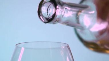 Dökülen beyaz şarap damla damla, gri, portre, slowmotion