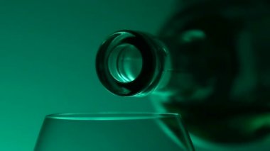 Bir şişe beyaz şarap, yeşil, portre, slowmotion bir bardak döktü