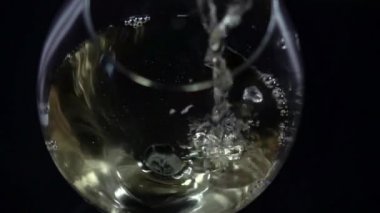 Beyaz şarap kadehinin, kabarcık, yukarıdan, siyah, portre, slowmotion görünüm içine dökülür varlık