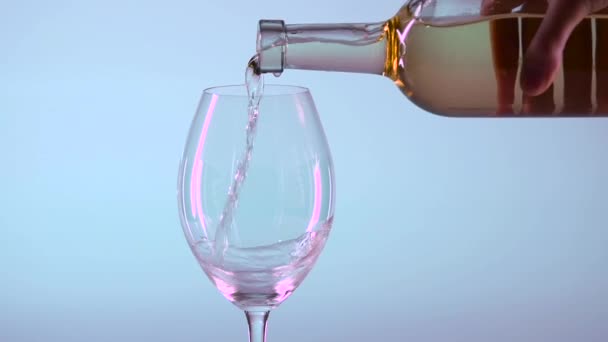 Weißweinspritzer isoliert, grau, Zeitlupe — Stockvideo