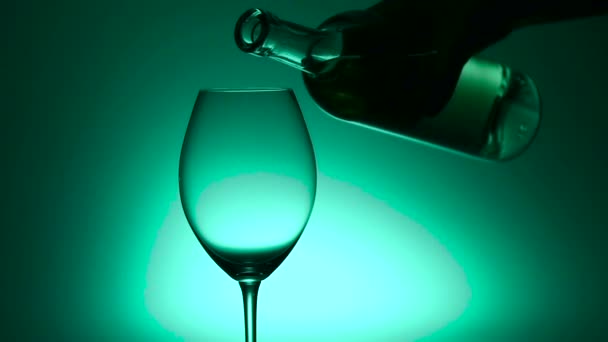 Bebida de vino blanco en vino de cristal, verde, slow motion — Vídeo de stock