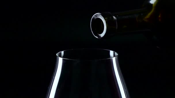 Bouteille et verre avec vin rouge, noir, gros plan, ralenti — Video