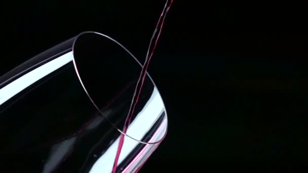 Le jet de vin versé dans un verre, noir, gros plan, ralenti — Video