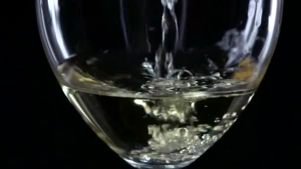 ガラス側面図、黒、クローズ アップ、スローモーションに白ワインを注いだ — ストック動画