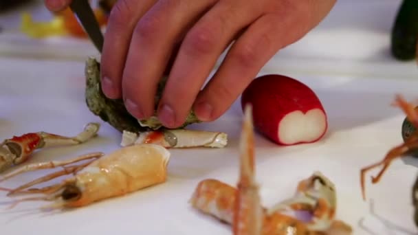 Pessoa descascando ostras frescas com uma faca, cames para a esquerda, close-up — Vídeo de Stock