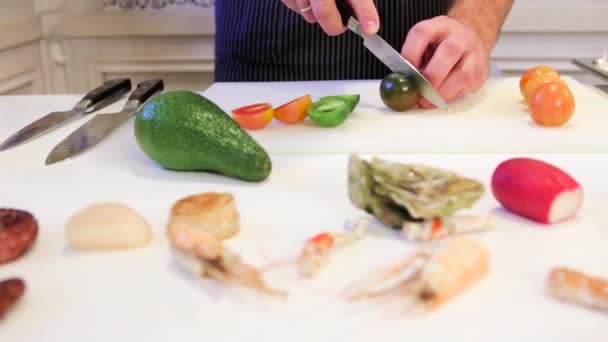 Proces przygotowania sałatka z pomidorów, świeże awokado, smażone przegrzebki, cam przenosi się do prawego, zbliżenie — Wideo stockowe