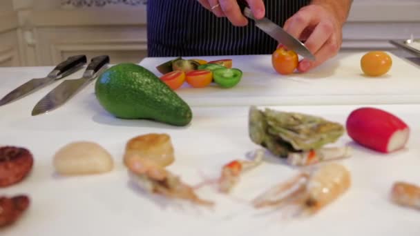 Cozinheiros mãos preparando salada, abacate fresco, vieiras fritas, cames se move para a direita, close-up — Vídeo de Stock