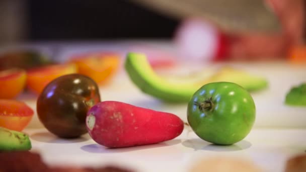 Cook cutting radish on cutting board, dynamic change of focus, closeup — Stock Video