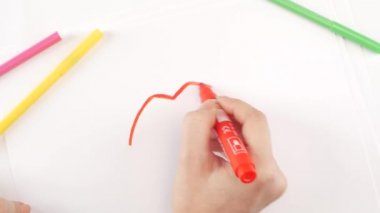 Kadının dudakları beyaz kağıda, zaman atlamalı kırmızı keçeli kalem kullanarak çizim