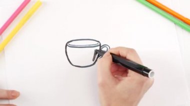 Fincan beyaz kağıda, zaman atlamalı siyah keçeli kalem kullanarak çizim kadın