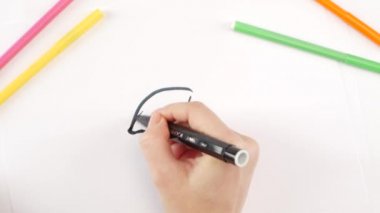 Zaman atlamalı beyaz kağıt üzerinde siyah keçeli kalem kullanarak göz çizim kadın