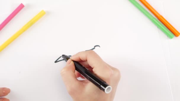 Femme Dessin Le Fromage à Laide De Stylo Feutre Noir Sur Papier Blanc Time Lapse